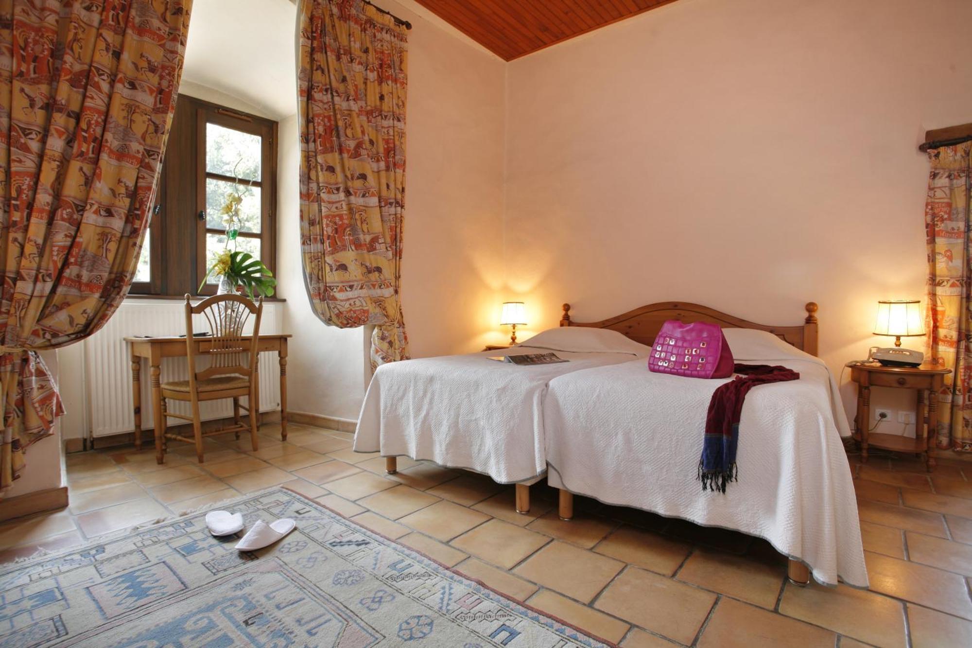 Chateau Chapeau Cornu Vignieu Buitenkant foto