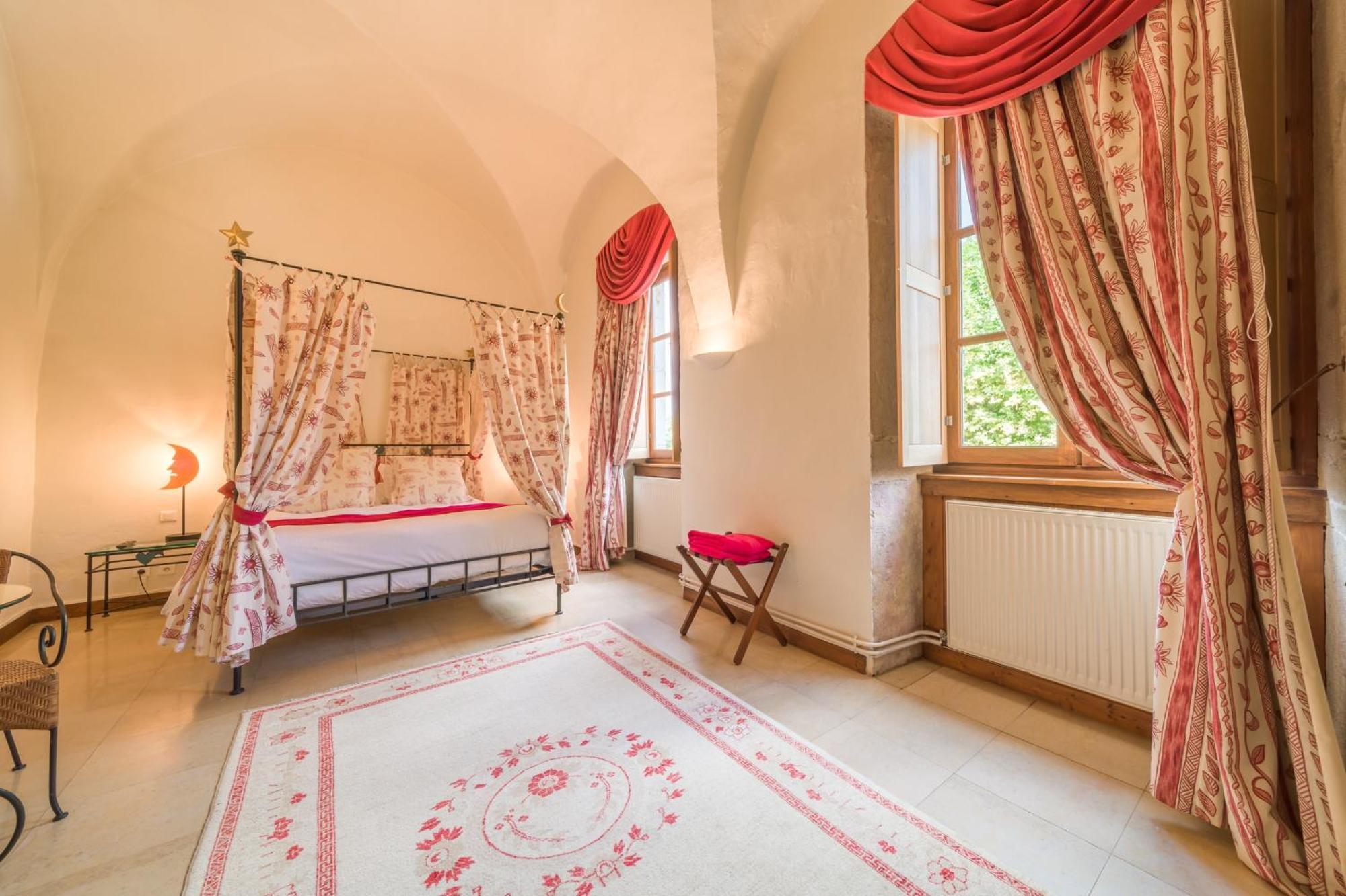 Chateau Chapeau Cornu Vignieu Buitenkant foto