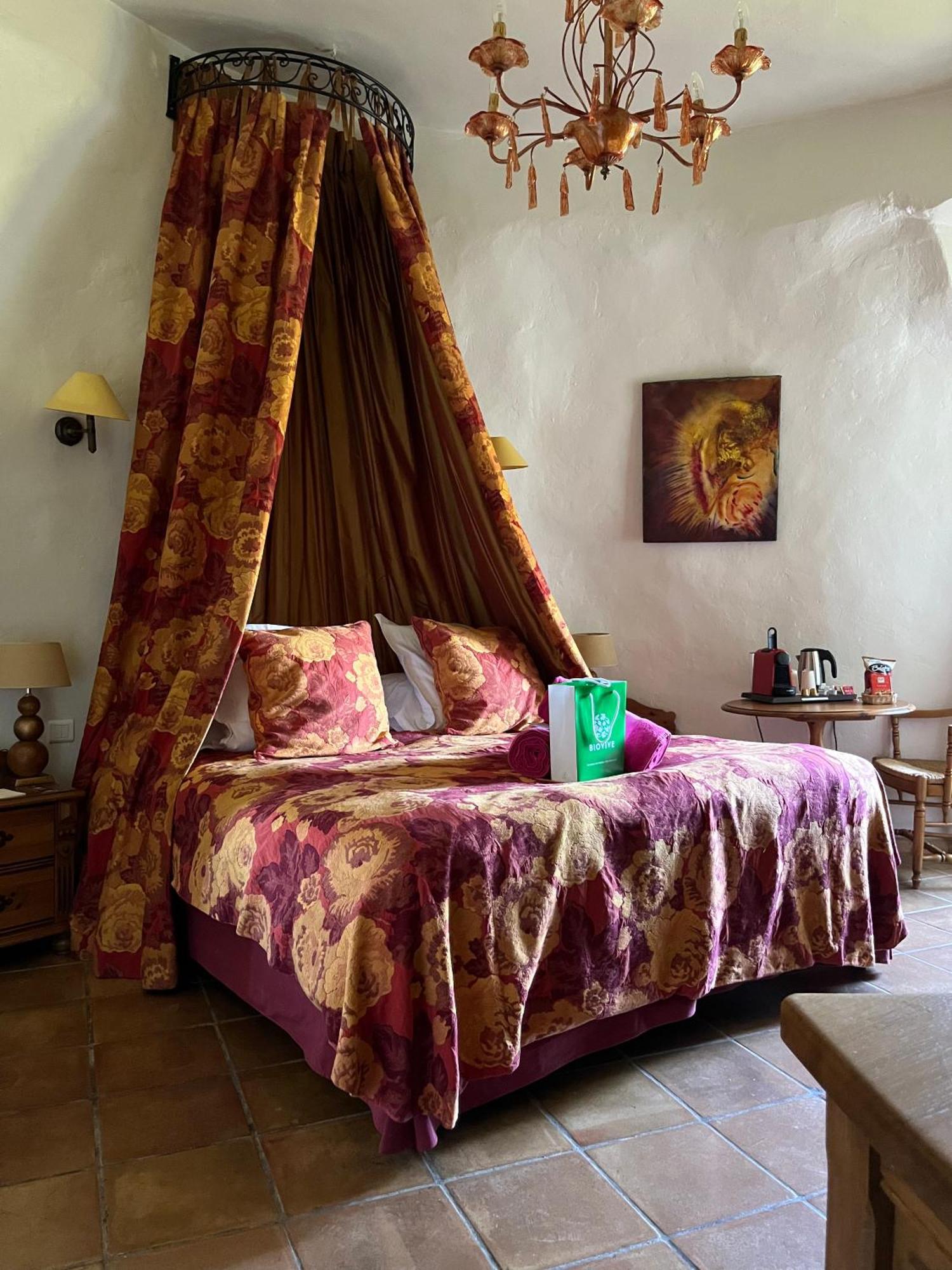 Chateau Chapeau Cornu Vignieu Buitenkant foto