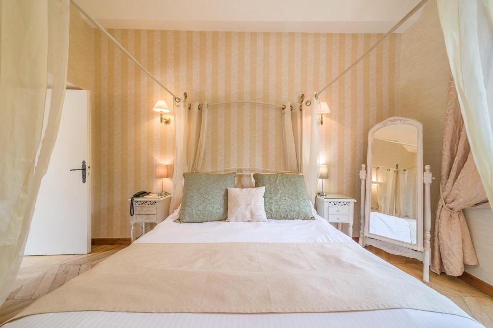 Chateau Chapeau Cornu Vignieu Buitenkant foto