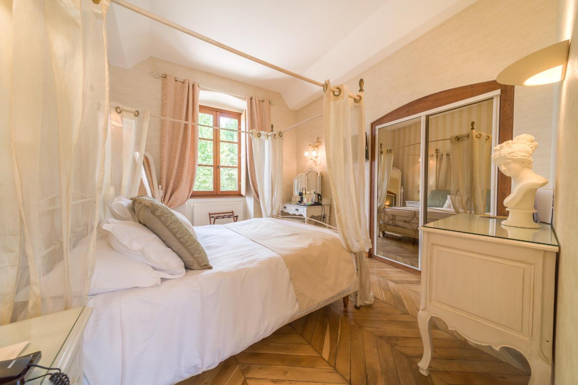 Chateau Chapeau Cornu Vignieu Buitenkant foto