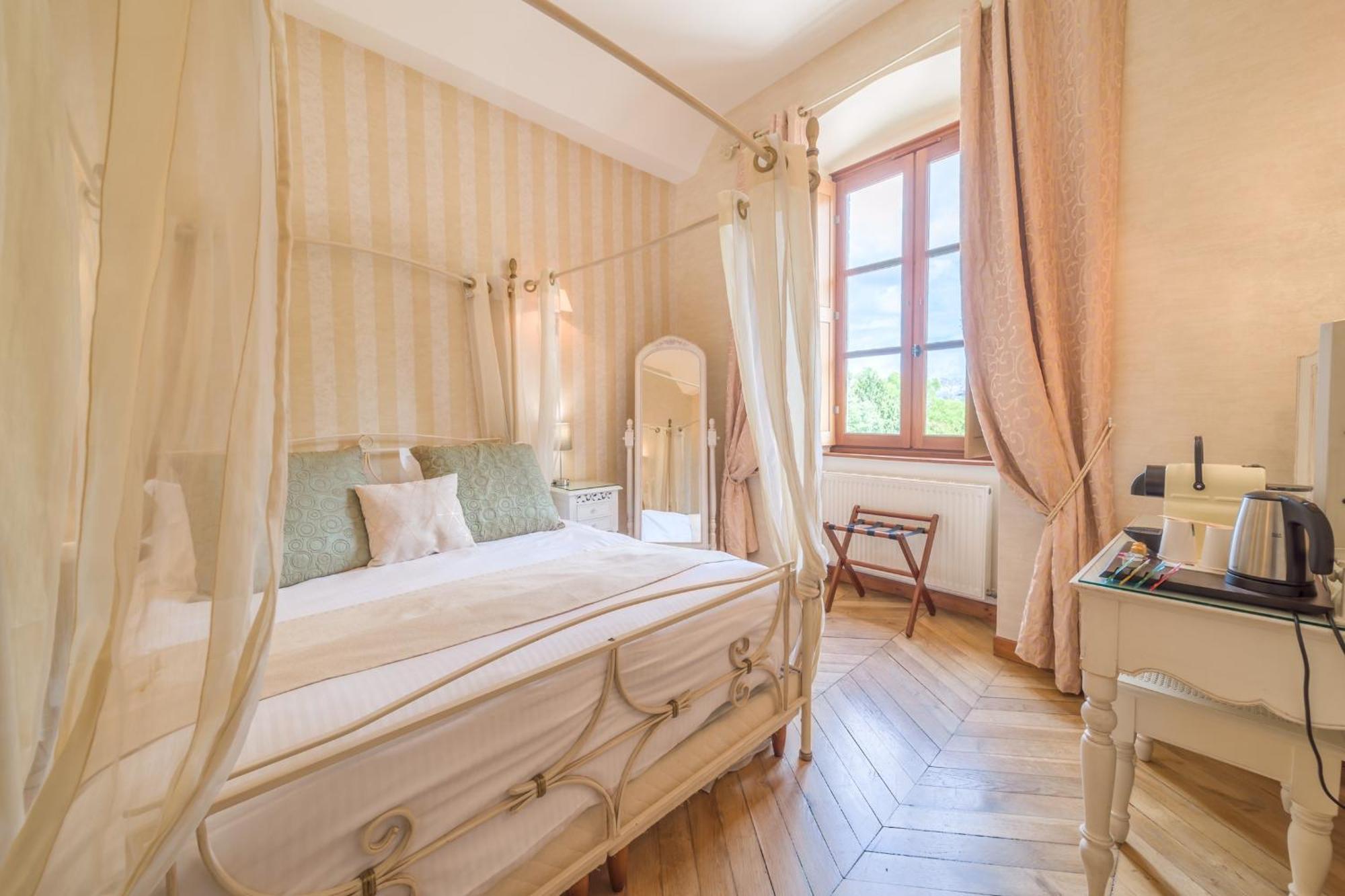 Chateau Chapeau Cornu Vignieu Buitenkant foto