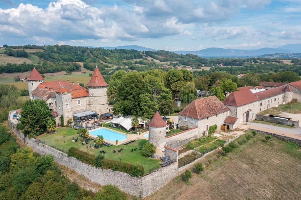 Chateau Chapeau Cornu Vignieu Buitenkant foto