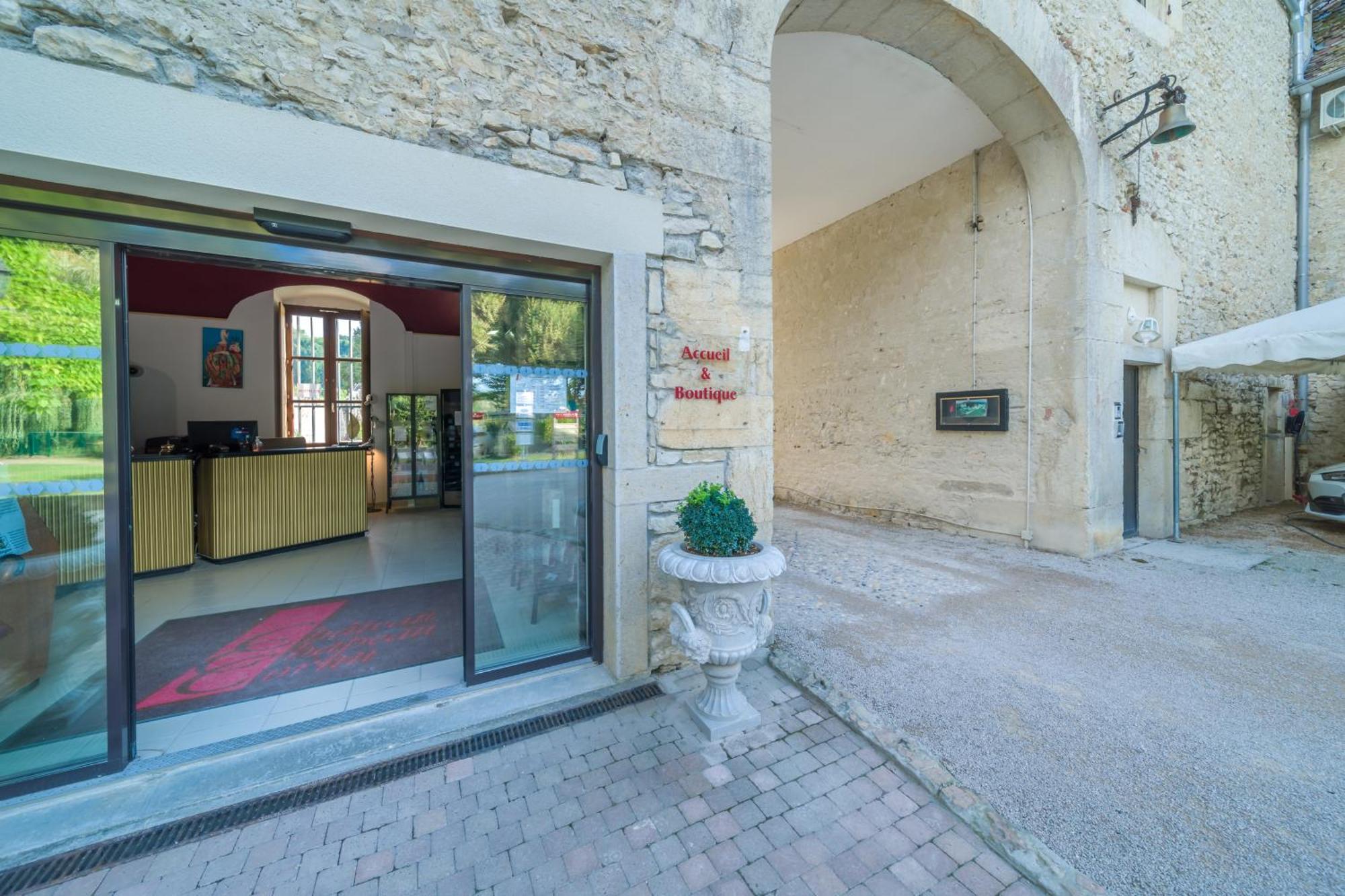 Chateau Chapeau Cornu Vignieu Buitenkant foto