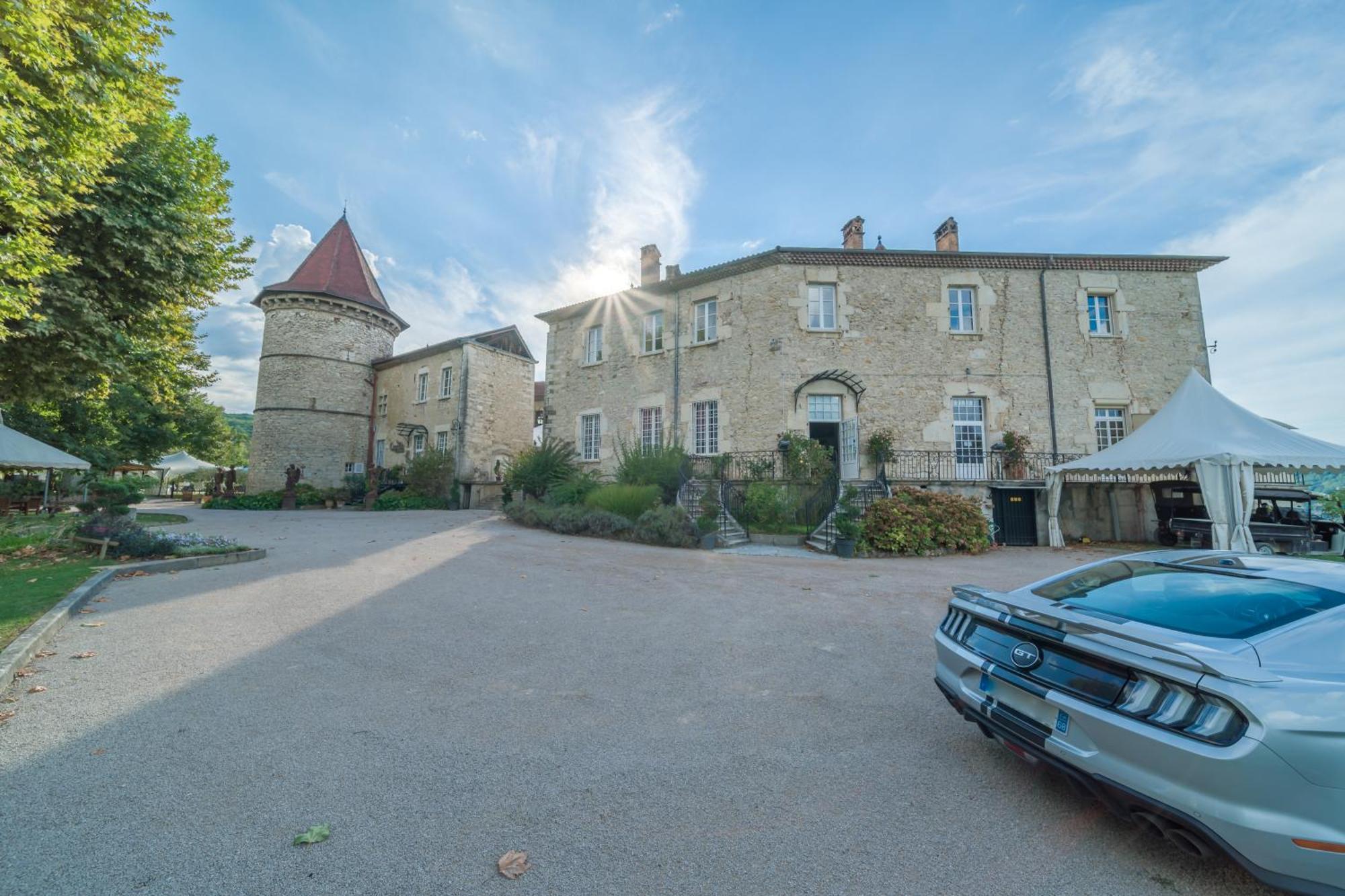Chateau Chapeau Cornu Vignieu Buitenkant foto