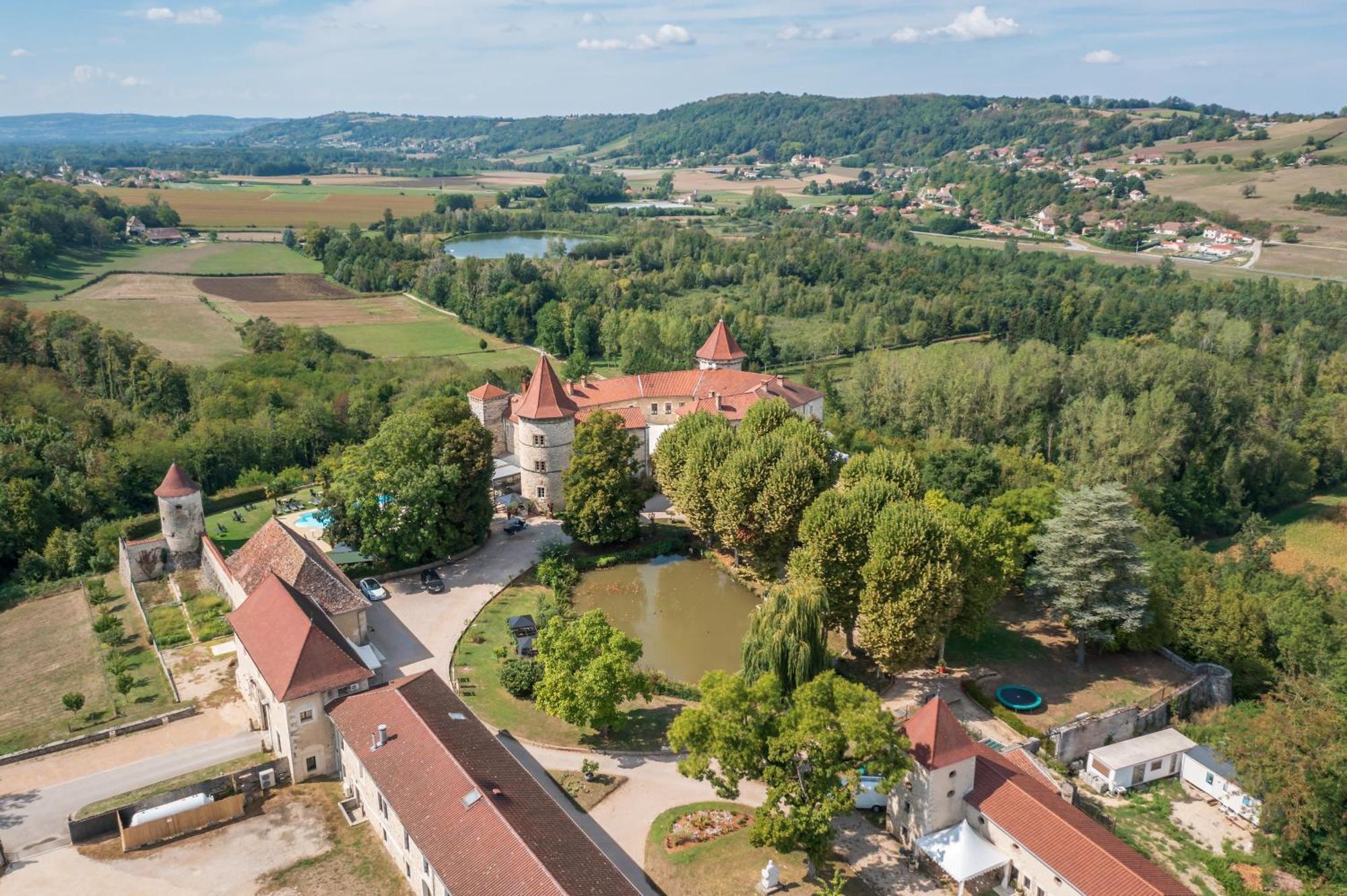 Chateau Chapeau Cornu Vignieu Buitenkant foto