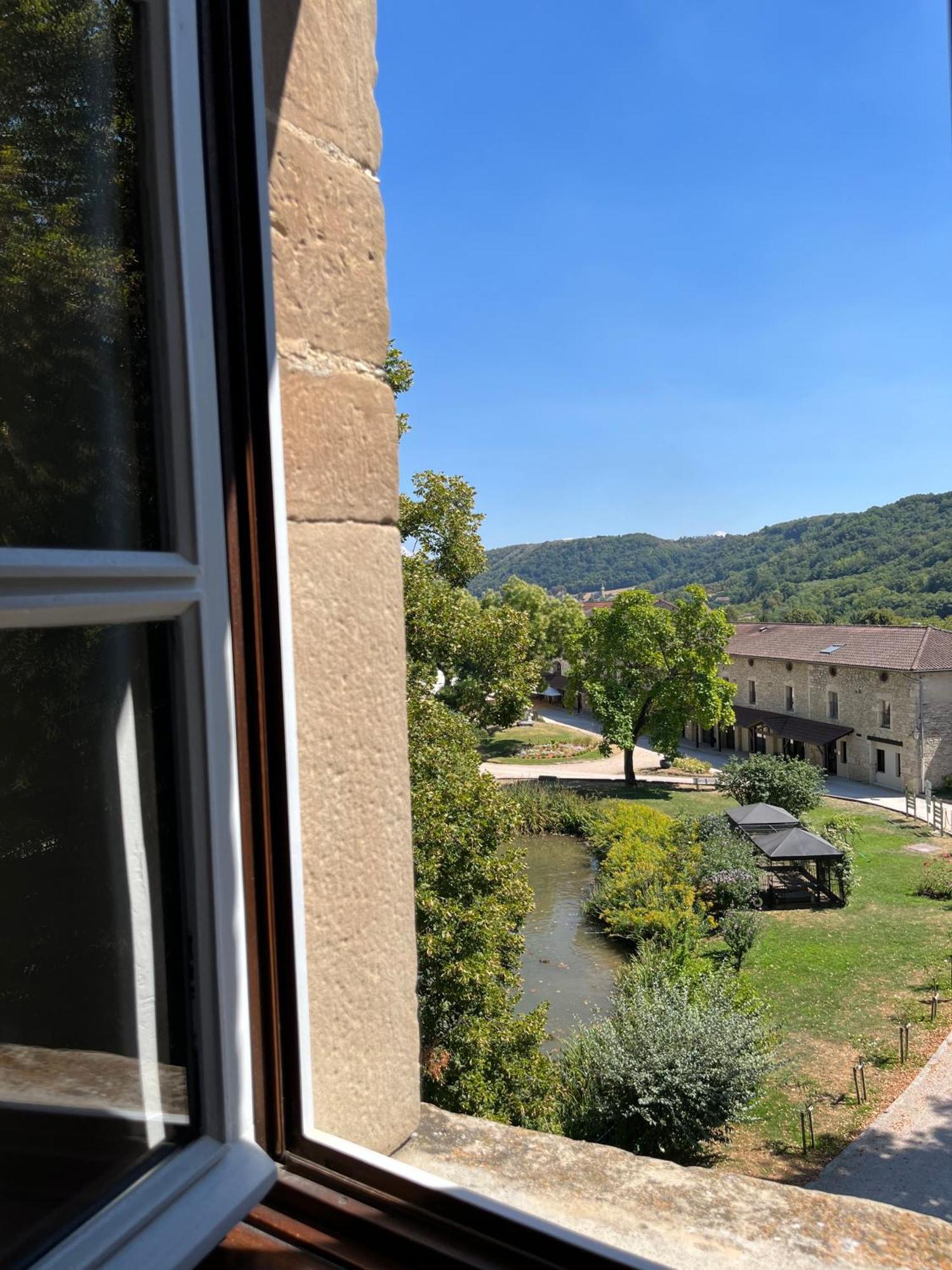 Chateau Chapeau Cornu Vignieu Buitenkant foto
