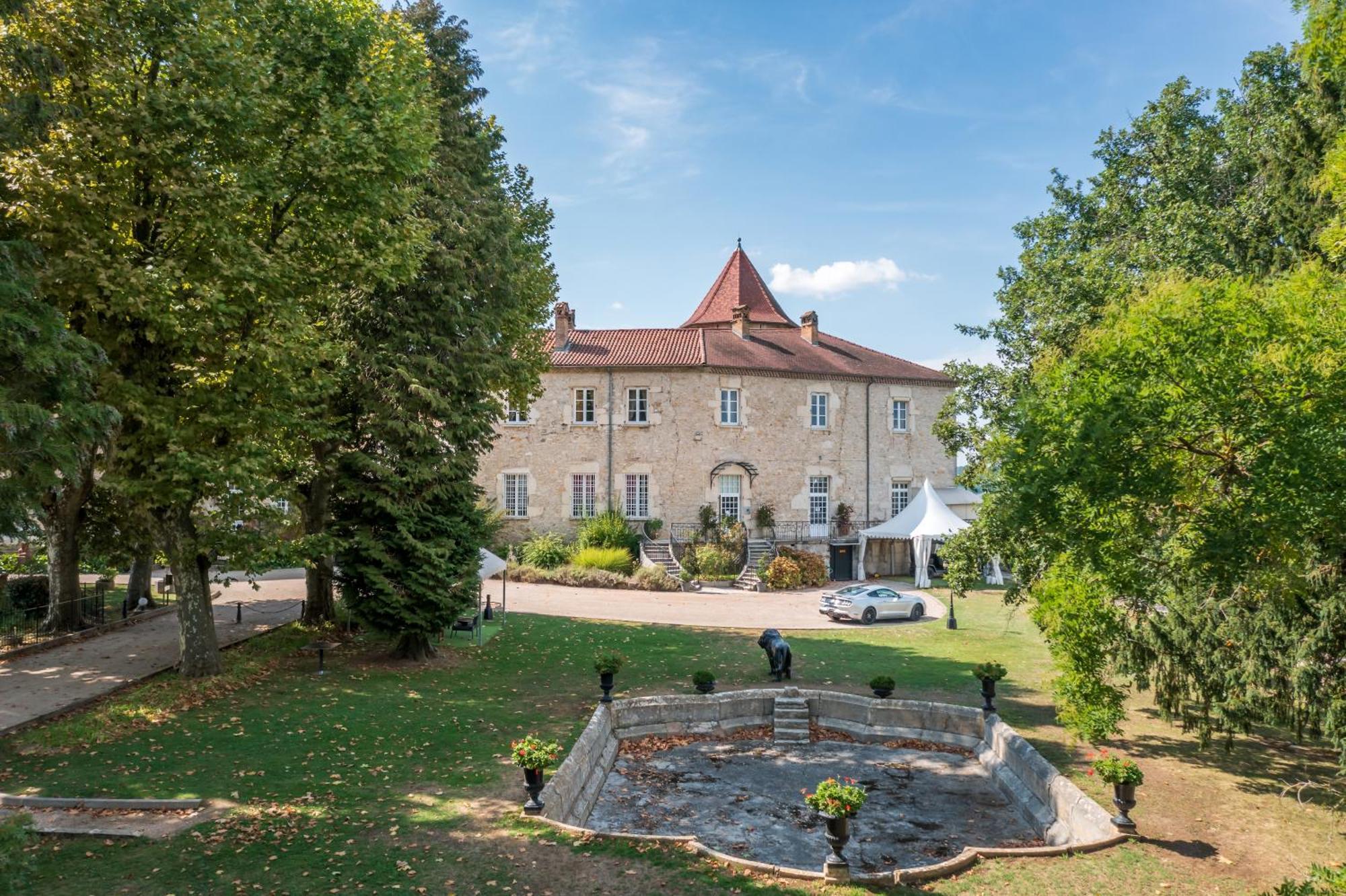 Chateau Chapeau Cornu Vignieu Buitenkant foto