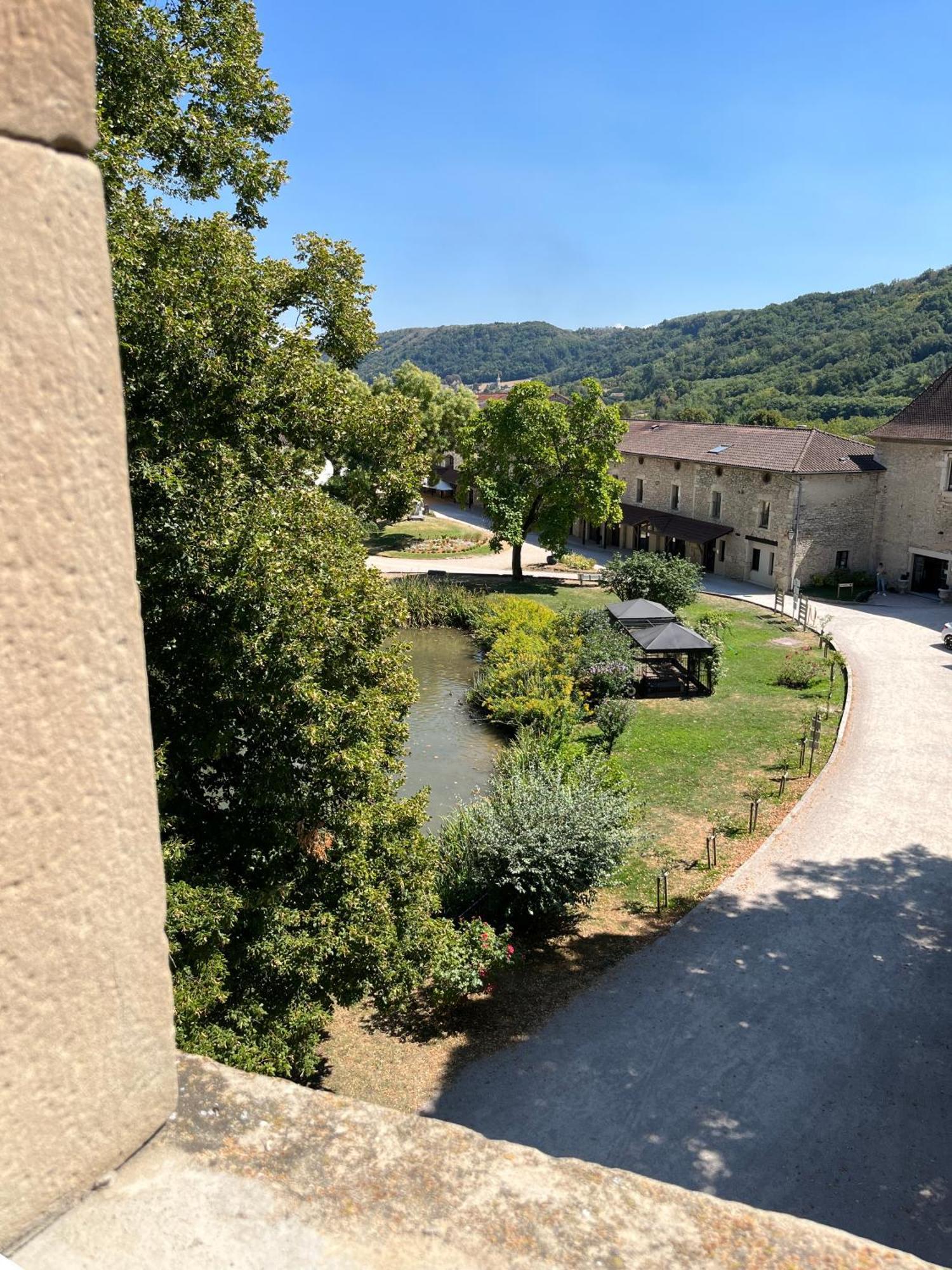 Chateau Chapeau Cornu Vignieu Buitenkant foto